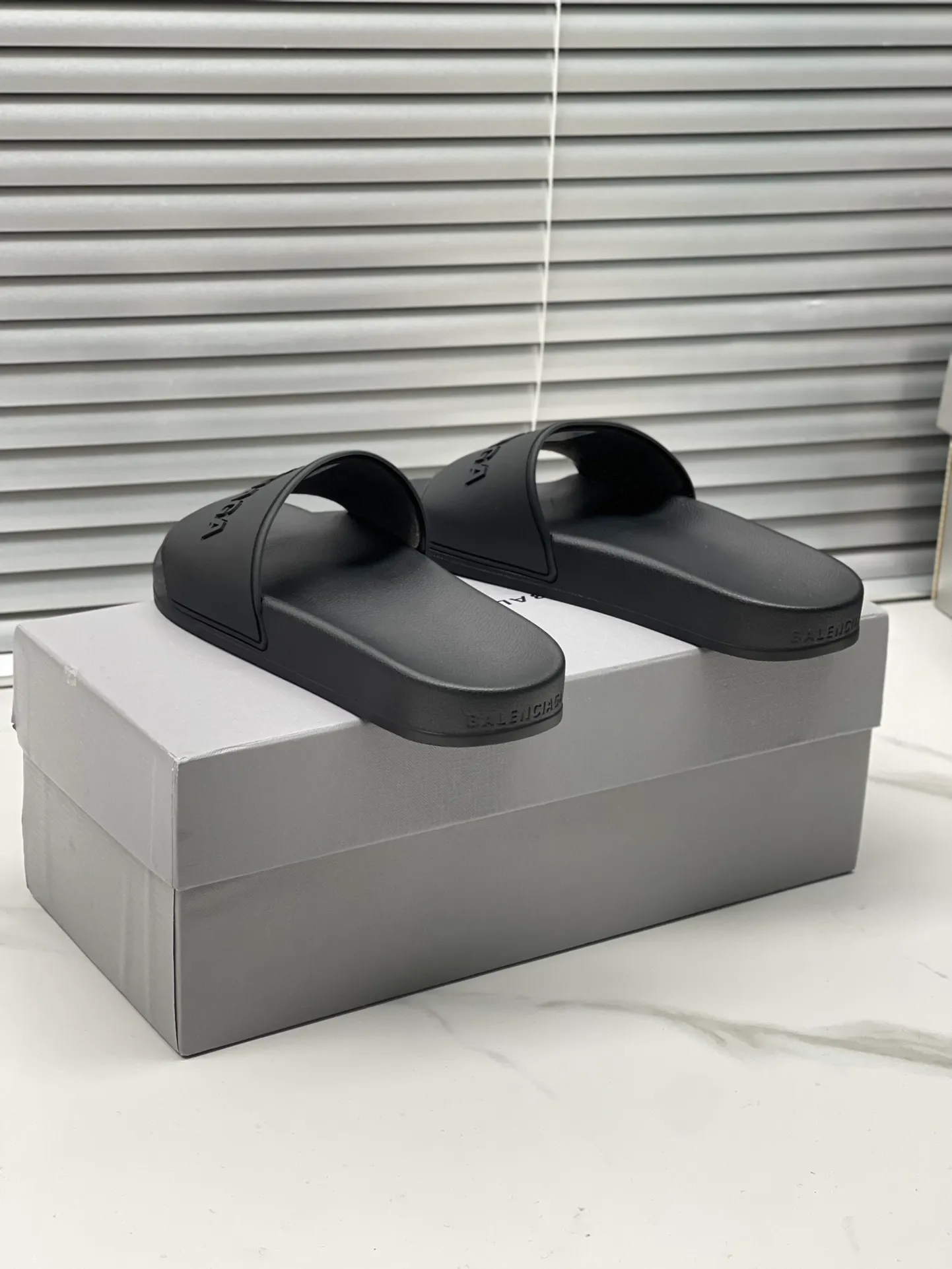 👟👟Ex-factory price 240👟👟 Women's Shoes Women's Clothing Balenciaga 2023 trendy slippers!  Balenciaga Political Campaign Latest Abrasive Development!  A favorite of European and American ladies, celebrities, and Internet celebrity girls. Exquisite uppers are hand-sewn and threaded. They are fluffy and soft, skin-friendly and soft, a must-have for summer. Fashionable but not overly ostentatious. Original natural rubber non-slip and wear-resistant sole. Size 35-40, 39-45 matching counter latest original packaging.